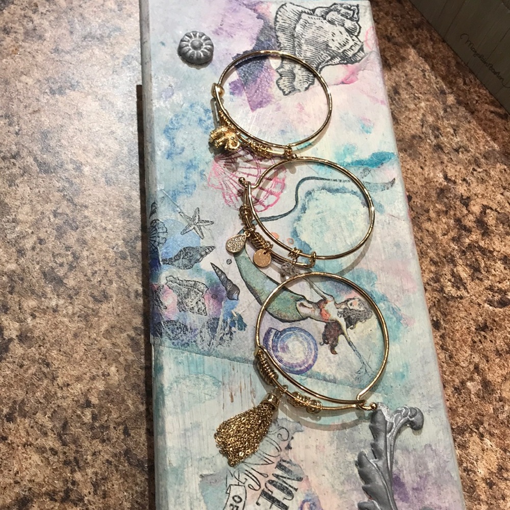 Set of 3 gold tone bangles, New